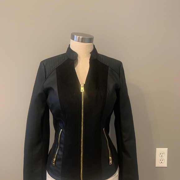 Andrew Marc Faux fitted Black Leather and Suede Jacket.  Size small - Picture 2 of 5